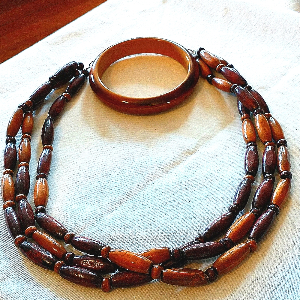 Wooden necklace and bracelet set by Natural Girls Rock